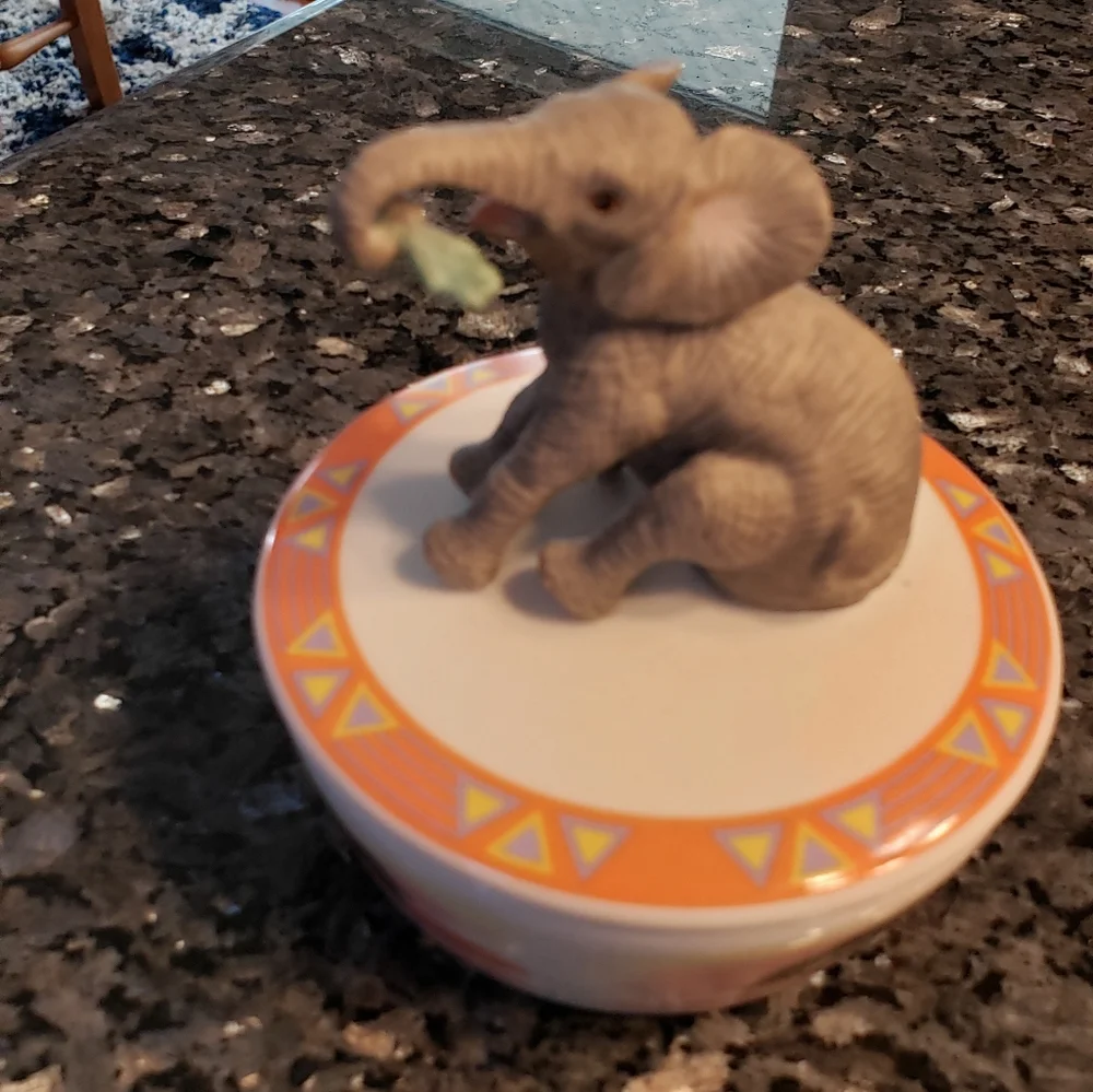 Lenox baby elephant music Box - Picture 8 of 17